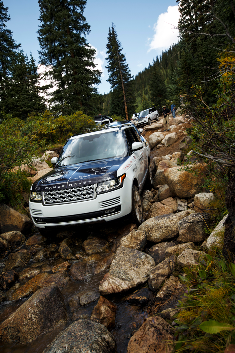 Illustration for article titled 25 Years Of Range Rovers Conquer Colorado In An Awesome Off-Road Reunion